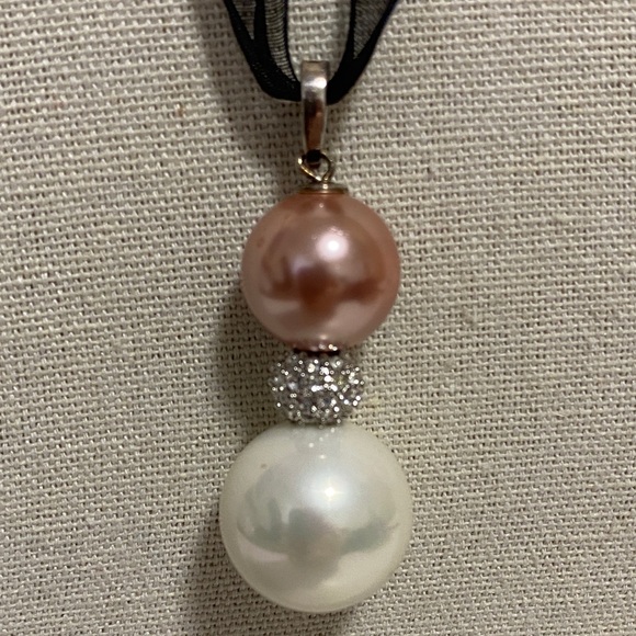 White and Mauve Shell Pearl Rhinestone Pendant Silver Enhancer     1 3/4… - Picture 2 of 6